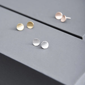 "Petitie Curl" Dot Studs